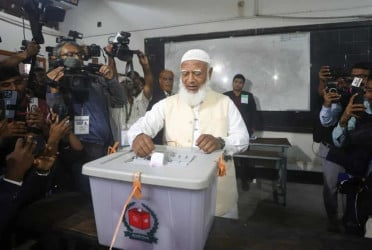 Jamaat Ameer casts vote at Monipur centre