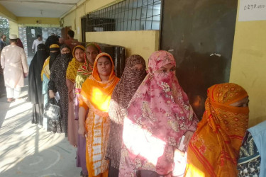 Late voting begins at Matuail Haji Abdul Latif Bhuiyan College center