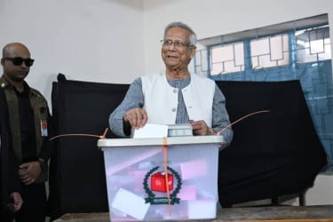 CA Yunus casts vote at Gulshan polling centre