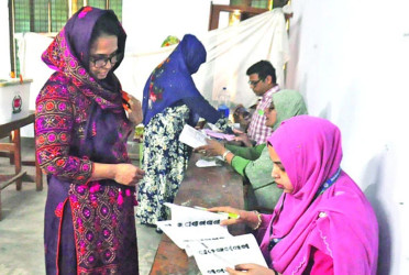 Coexistence of party activists and agents at polling stations