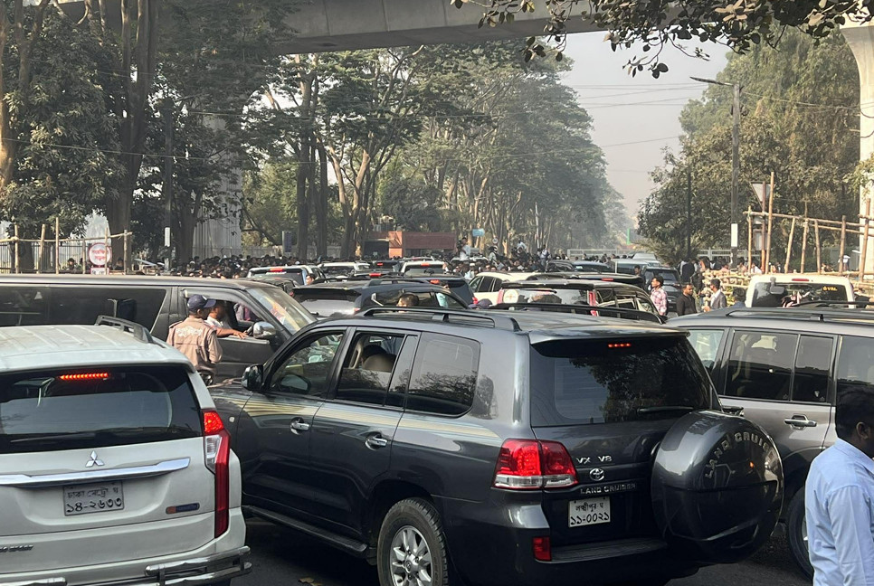 Newly-elected MPs enter Parliament building to take oath