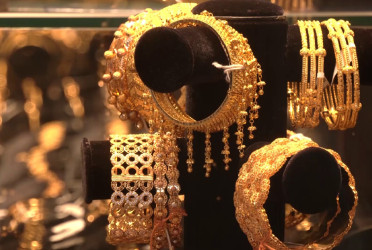 Gold price drops by Tk 2,216 per bhori