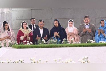 PM offers jiarat at his parents' graves
