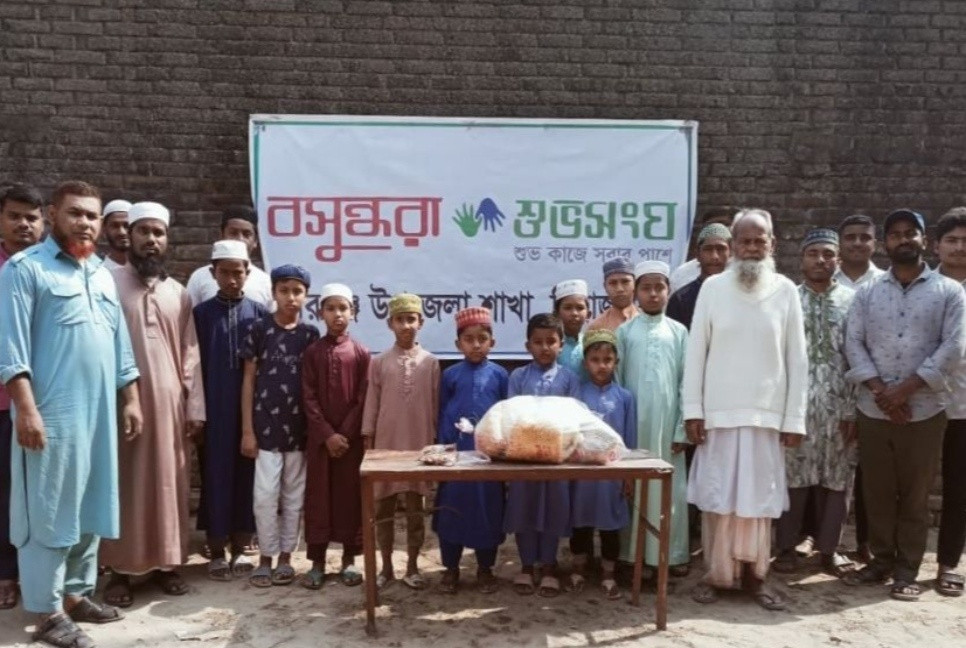 Shuvosangho distributes iftar items in Birganj