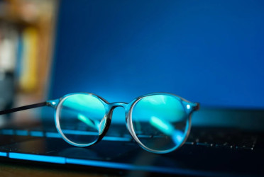 Blue Light Glasses: Trendy or Truly Beneficial?
