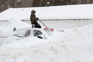 More than 5,000 flights cancelled as US east coast digs out of record snow