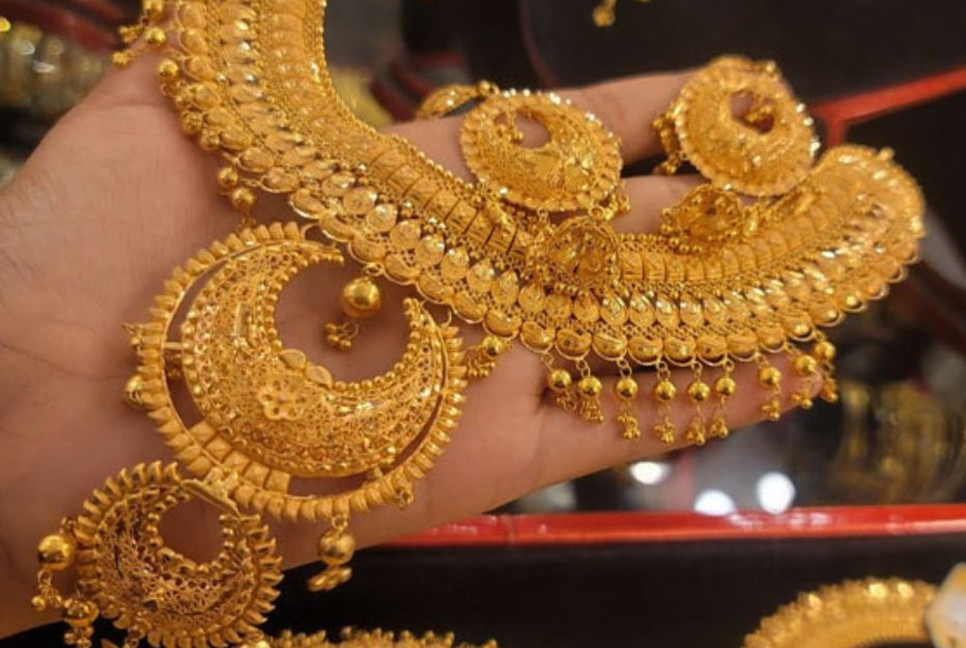 Gold hits Tk274,000 as global prices climb