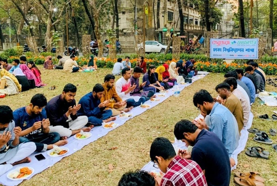 Shuvosangho arranges mass iftar at DU