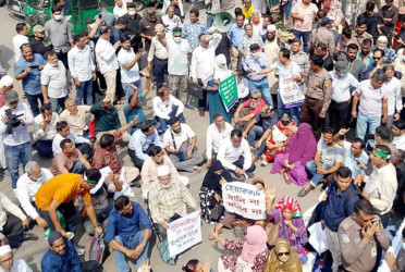 Five merged banks: Protesters siege BB demanding refund of deposits