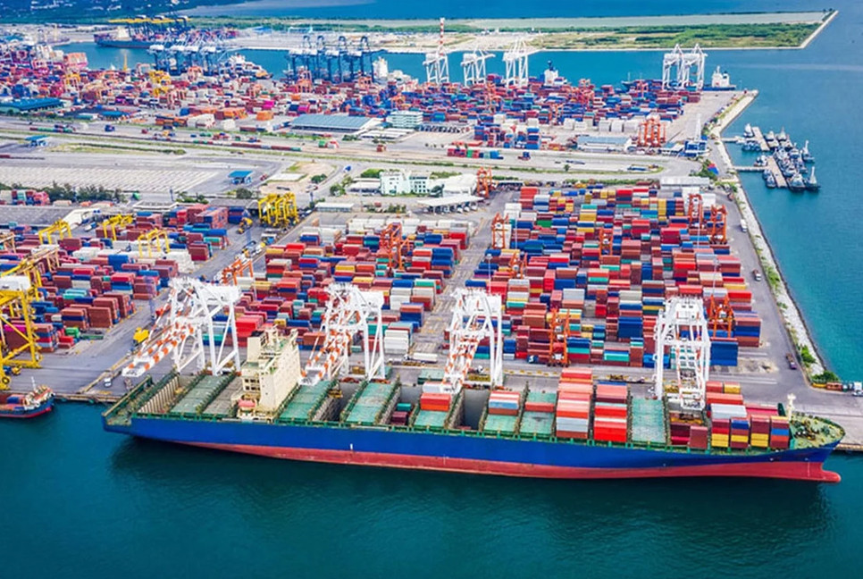 12 ships arrive in Chattogram leaving Strait of Hormuz