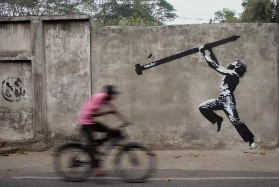 Subodh returns to Agargaon wall with strong anti-war message