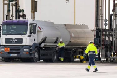 Oil prices surge as Middle East war rattles markets