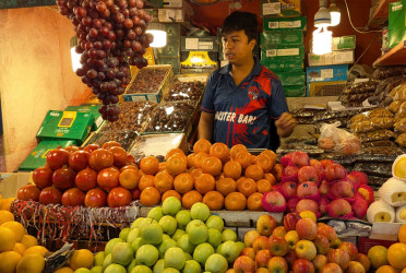 Consumers struggle as fruit prices climb during Ramadan