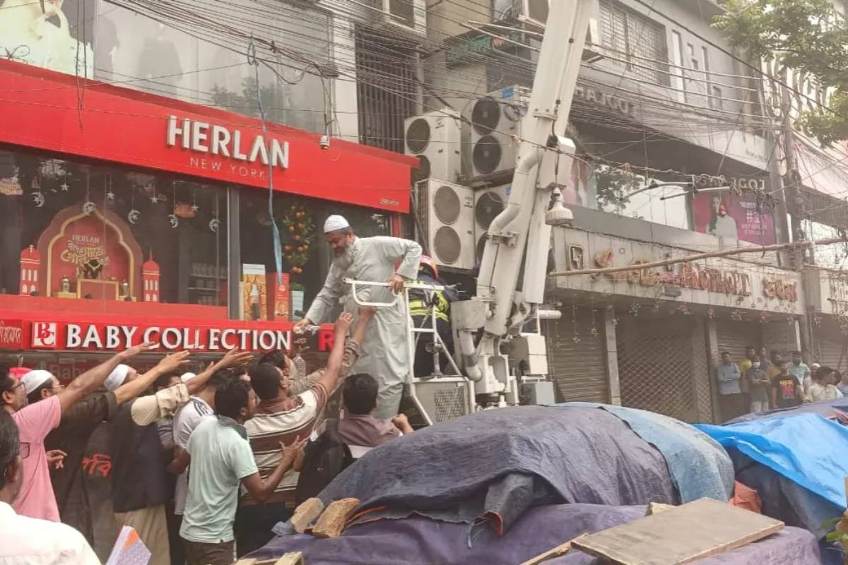Fire breaks out at Mirpur high-rise building, 19 people rescued
