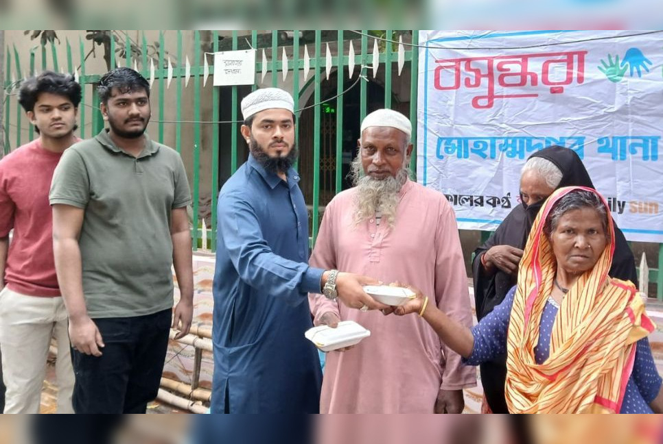 The destitute, day labourers get iftar items in Dhaka’s Mohammadpur