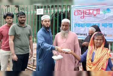 The destitute, day labourers get iftar items in Dhaka’s Mohammadpur