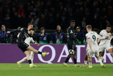 Kvaratskhelia stars as PSG beat Chelsea 5-2