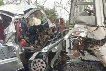 13 killed in bus-microbus collision on Khulna-Mongla highway