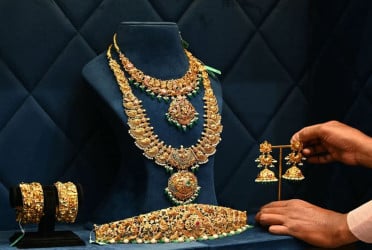 Gold prices fall again in Bangladesh