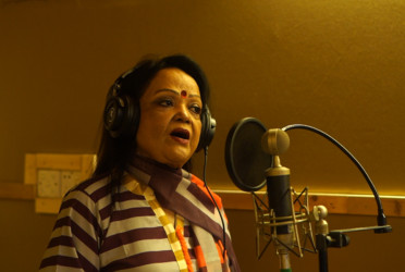 Sabina Yasmin brings back classic “Ei Mon Tomake Dilam” for new film