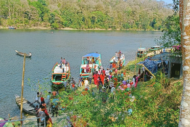 Thousands join holy bath of Maha Baruni at Kaptai