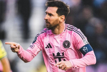 Lionel Messi scores 900th career goal in cup clash