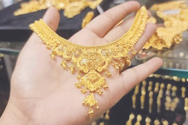 Gold hits 4-month low as Middle East tensions drive inflation concerns