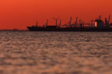 Oil prices fall over 5% after Trump submits peace plan to Iran