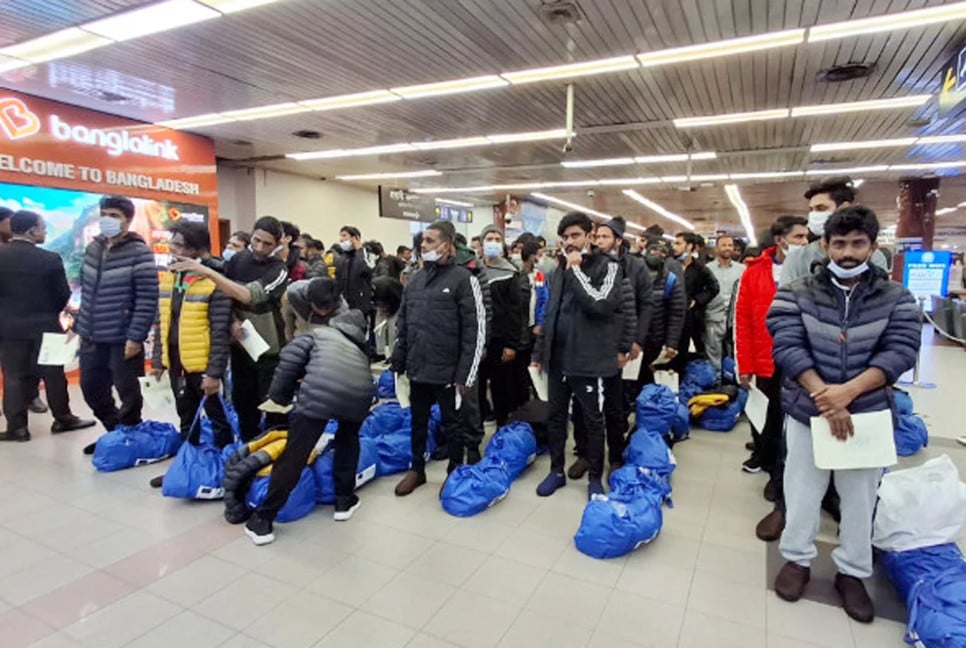 175 Bangladeshis return home from Libya | | Bangladesh Pratidin