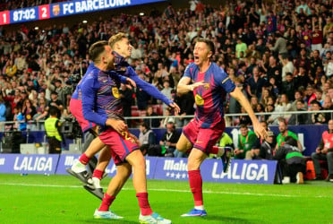 Barcelona beat 10-man Atletico to extend La Liga lead as Madrid slip up