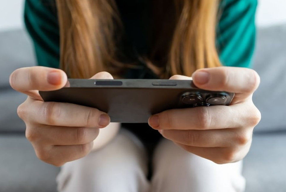 Greece to ban social media for under-15s from 2027, PM says