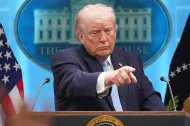 Trump faces growing calls for removal from Democrats