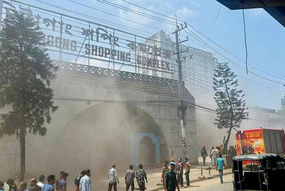 Fire breaks out at Chittagong Shopping Complex, five units deployed