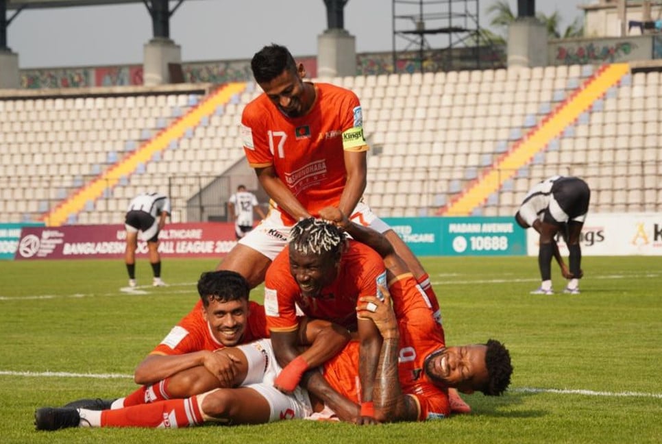 Bashundhara edge Arambagh in tight contest