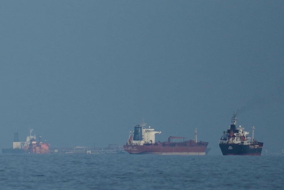 Oil prices up as US threat to block Iranian ports