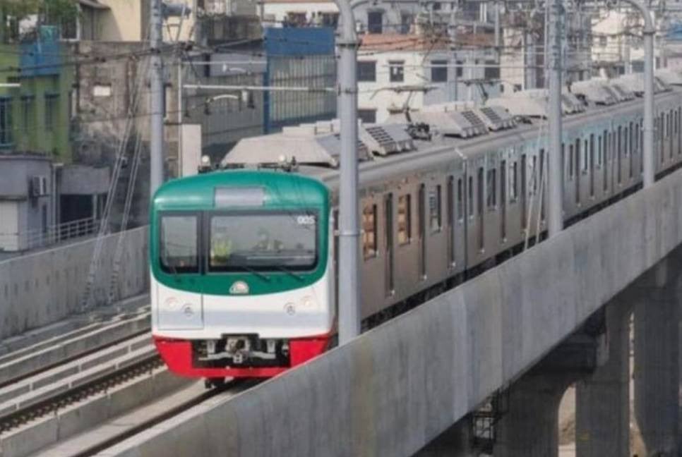 Metro Rail service suspended after balloon gets stuck on power line