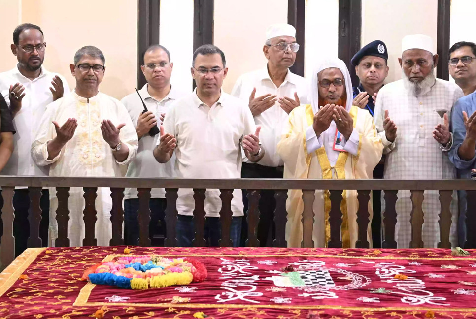 PM offers Fateha at Maulana Bhasani’s grave in Tangail