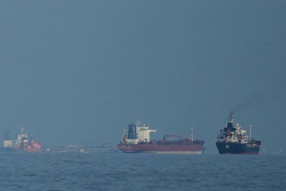 Ships leave Iranian ports despite US ‘naval blockade’