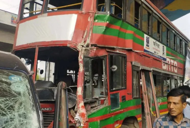 DU bus crash injures 10 including driver in Karwan Bazar
