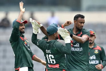 Kiwis set 248-run target for Tigers