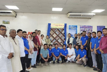 Shuvosangho gifts books to Swapnojatri Oboshor Pathagar