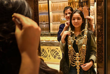 Dubai gold prices drop as global rates climb following Iran truce