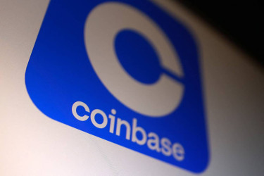 Coinbase says deal reached on stablecoin rewards, boosting US crypto bill