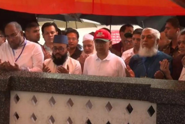 PM offers fateha at Shahjalal’s shrine in Sylhet
