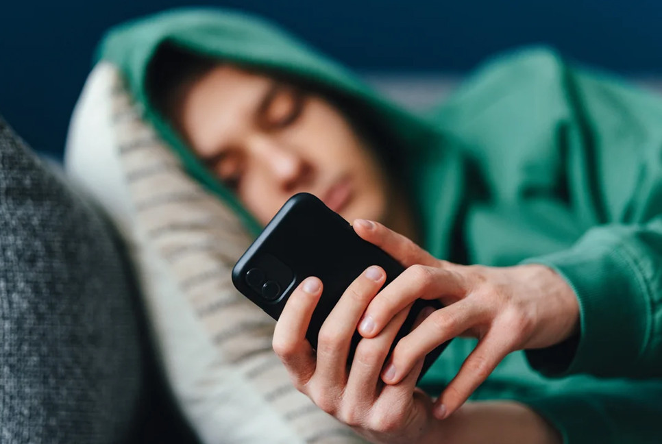 Therapist shares tips to break the cycle of phone addiction
