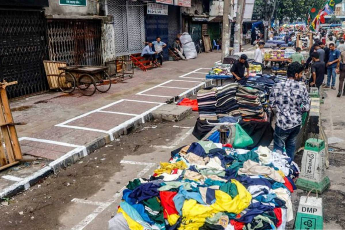 Govt issues policy for hawkers to restore order on footpaths