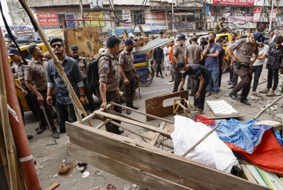 Hawkers reclaim Dhaka footpaths as eviction drive fades