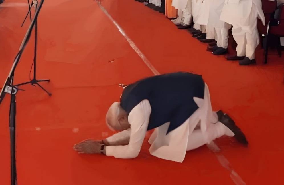 Modi bows down with folded hands to Kolkata crowd