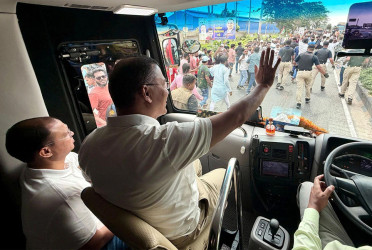 PM receives massive welcome in Cumilla en route to Chandpur
