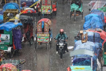 Morning rain disrupts commute in Dhaka
